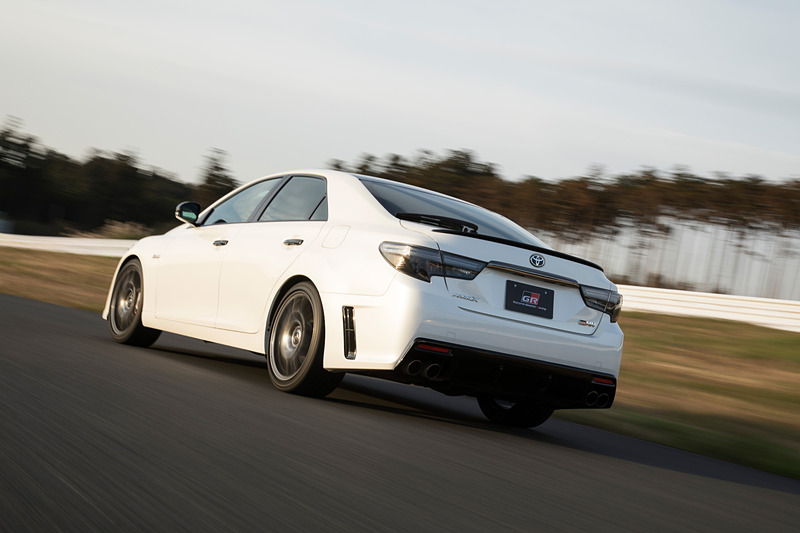 マークX“GRMN”のボディサイズは4795×1795×1420mm（全長×全幅×全高）、ホイールベースは2850mm。ベースモデルの「350RDS」から25mm長く、15mm低いスペック。車両重量はともに1560kgとなっている