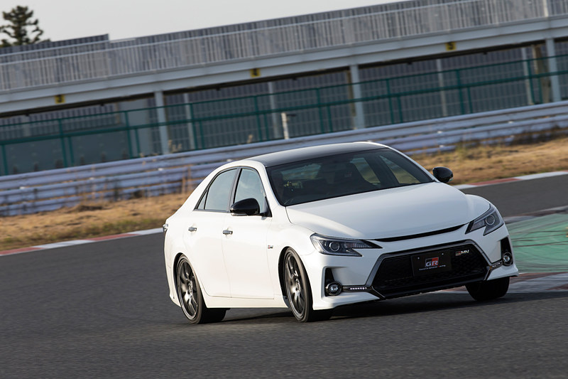 マークX“GRMN”のボディサイズは4795×1795×1420mm（全長×全幅×全高）、ホイールベースは2850mm。ベースモデルの「350RDS」から25mm長く、15mm低いスペック。車両重量はともに1560kgとなっている