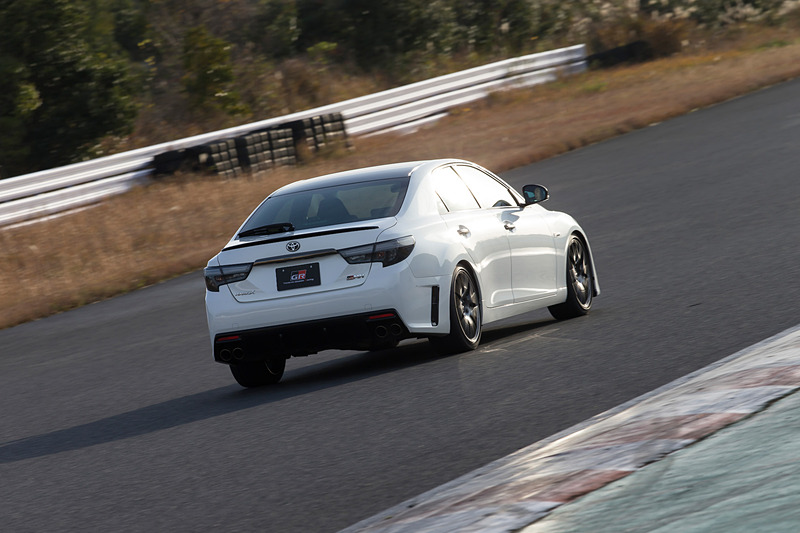 マークX“GRMN”のボディサイズは4795×1795×1420mm（全長×全幅×全高）、ホイールベースは2850mm。ベースモデルの「350RDS」から25mm長く、15mm低いスペック。車両重量はともに1560kgとなっている