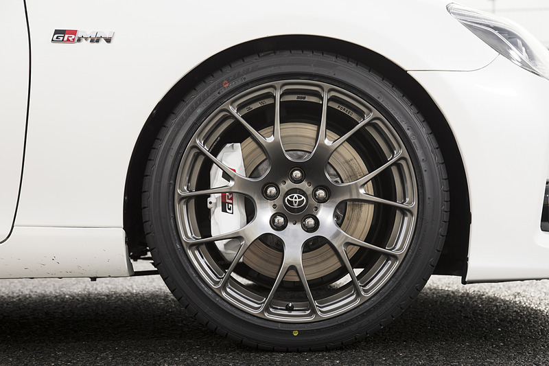 エクステリアではフロントバンパーなど光輝部品加飾のダーク化、4本出しマフラー、BBS製の19インチ鍛造アルミホイール＆前後異サイズタイヤ（フロント：235/40 R19、リア：255/35 R19）といった専用装備が与えられる