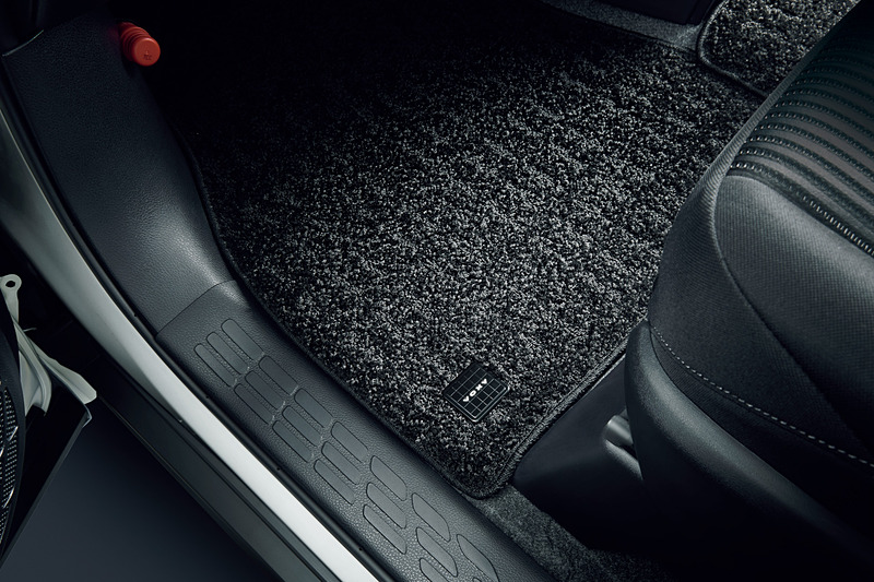 車名ロゴ付きの「MU専用フロアマット」