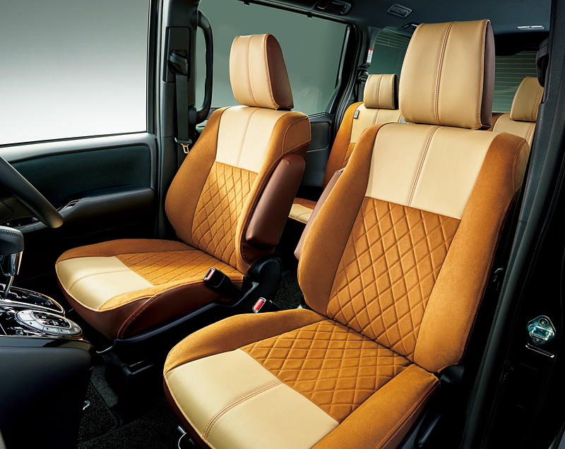 シートバックポケット付きの「MU専用シートカバー」（9万6120円）