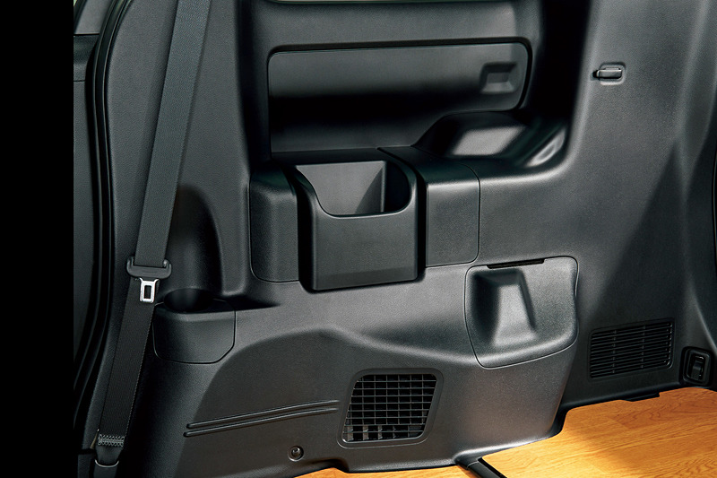 ランタンなどもかけられる「ハンガーフック」（左）や小物入れ付きの「クォータートリムカバー」（右）など、アウトドアユースにも役立つ機能を搭載