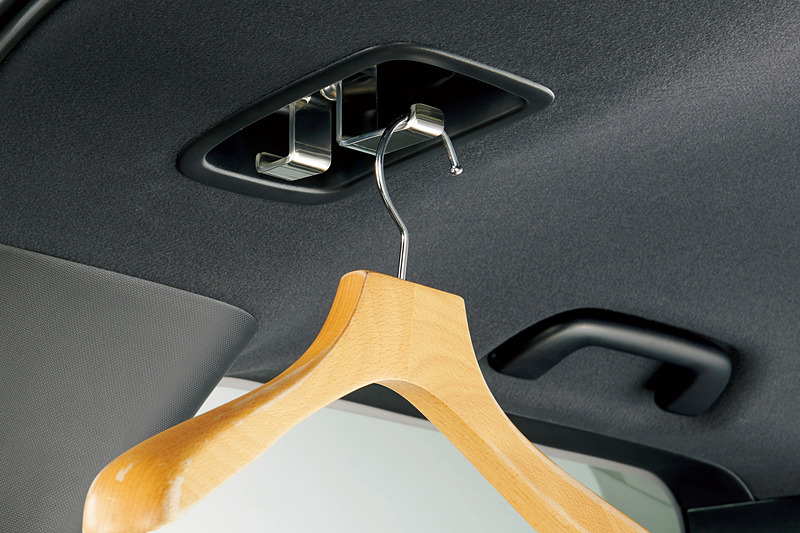 ランタンなどもかけられる「ハンガーフック」（左）や小物入れ付きの「クォータートリムカバー」（右）など、アウトドアユースにも役立つ機能を搭載