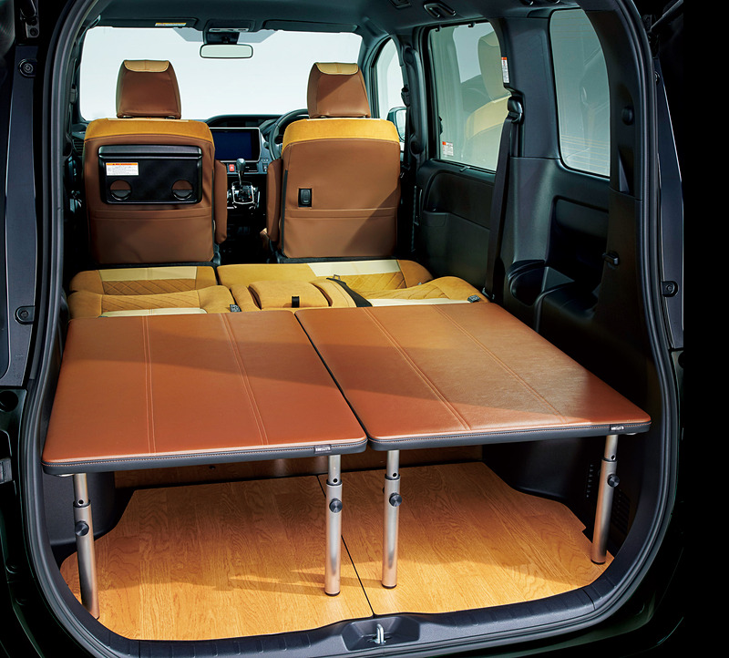 車中泊時のベッドなどのほか、車外でテーブル＆ベンチセットといった活用もできる「マルチユースボード」（12万9600円）