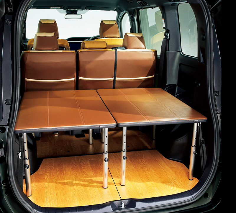 車中泊時のベッドなどのほか、車外でテーブル＆ベンチセットといった活用もできる「マルチユースボード」（12万9600円）