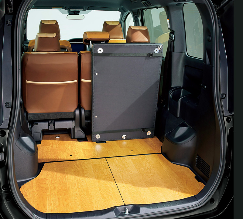 車中泊時のベッドなどのほか、車外でテーブル＆ベンチセットといった活用もできる「マルチユースボード」（12万9600円）