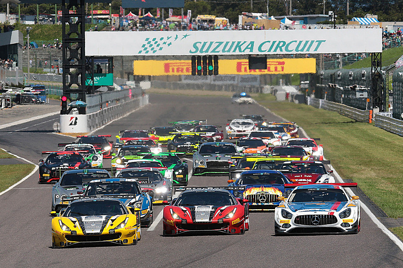 第47 回サマー エンデュランス 鈴鹿10時間耐久レース（SUZUKA 10H）のスタートシーン