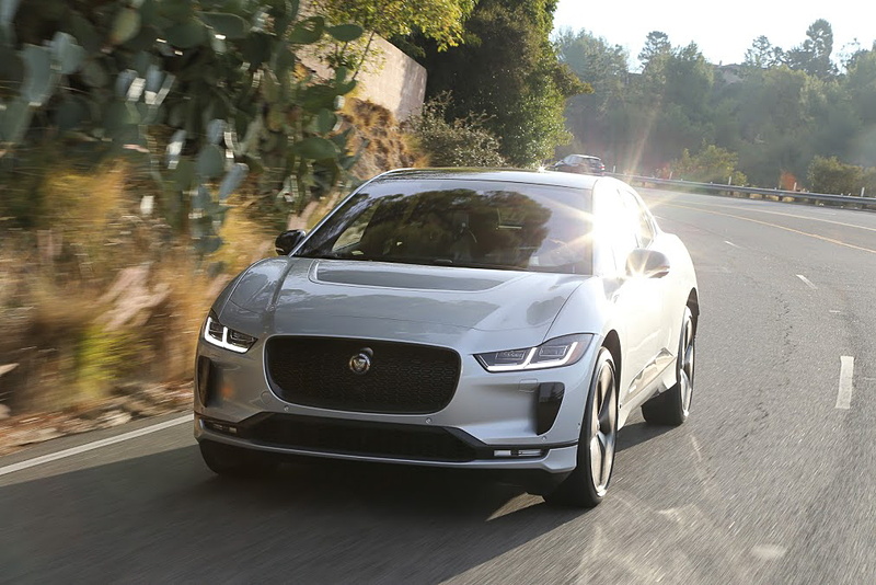 車体はI-PACE専用に開発された、94％にアルミニウムを使用する軽量・高剛性な「アルミニウム・アーキテクチャー」を採用。ボディ構造の一部としてフロントとリアにアルミニウム製のサブフレームを備え、その間に低い位置でバッテリーフレームをレイアウトすることで50：50の前後重量配分と“ジャガー史上最も高い”というねじり剛性（36kNm/deg）を実現