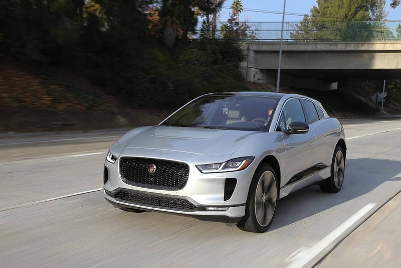 ジャガー初のEV（電気自動車）で、“エレクトリック・パフォーマンスSUV”と呼ばれる「I-PACE」に米国で試乗。日本では2018年9月に受注を開始しており、価格は959万円～1312万円
