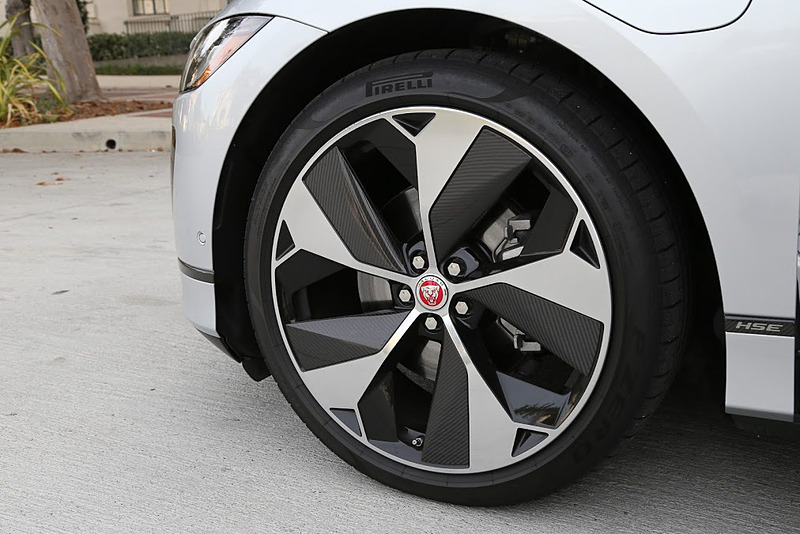 試乗車が装着していた22インチホイール。タイヤはピレリ「P ZERO」（255/40 R22）