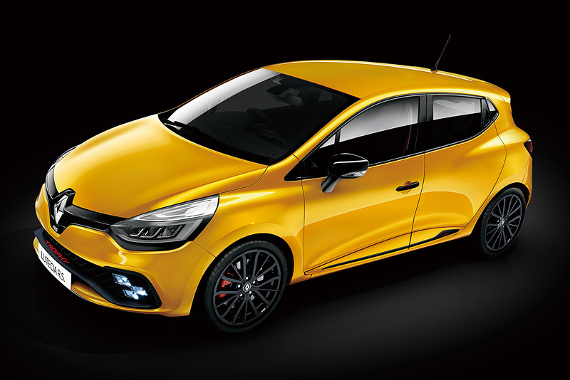 ブラックで統一されたF1タイプエアインテークブレード、サイドプロテクションモールフィニッシャー、リアエアディフューザー、「RENAULT SPORT」エンブレムなどを専用装備