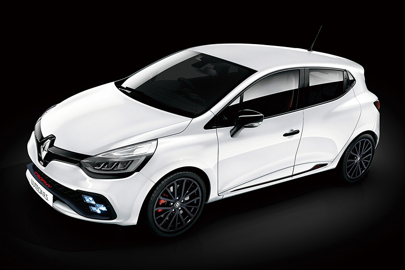 ブラックで統一されたF1タイプエアインテークブレード、サイドプロテクションモールフィニッシャー、リアエアディフューザー、「RENAULT SPORT」エンブレムなどを専用装備