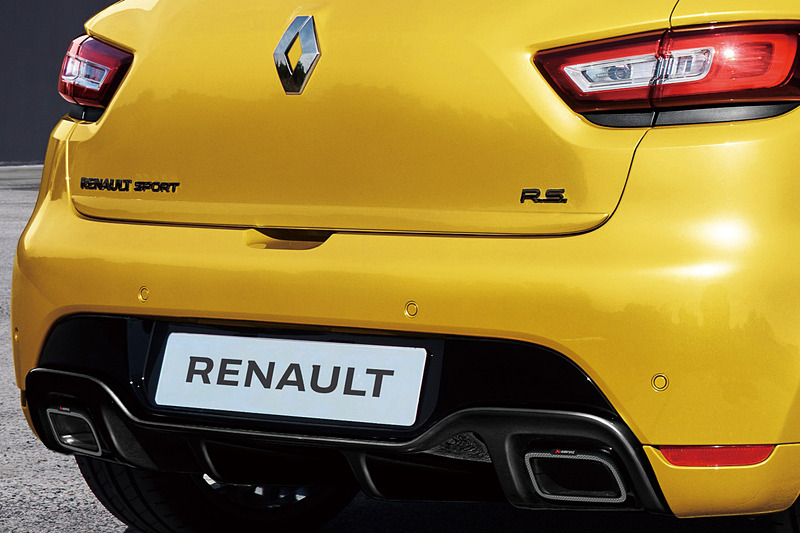 ブラックで統一されたF1タイプエアインテークブレード、サイドプロテクションモールフィニッシャー、リアエアディフューザー、「RENAULT SPORT」エンブレムなどを専用装備