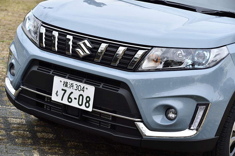 フロントグリルのメッキパーツはスモーク処理が行なわれ、デザインも変更されている