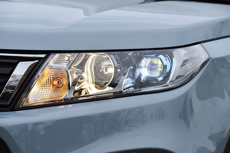 LEDヘッドライトのプロジェクターカバーはレッドからブルーに変更された