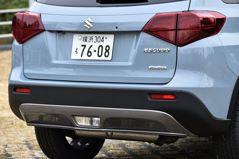 リアコンビネーションランプは内部の構造が変わり、外側上部のブレーキランプがLEDに変更されたほか、後退灯がリアコンビネーションランプ内からリアバンパー中央に移動している