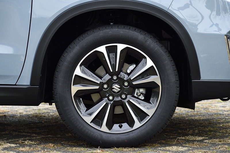 17インチアルミホイールはブラック塗装から切削加工＋ガンメタリック塗装に変わった。タイヤサイズはこれまでと同じ215/55 R17