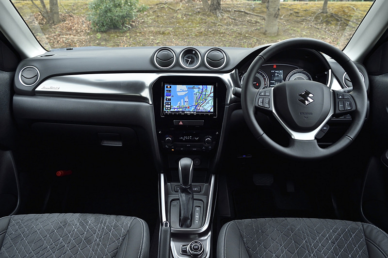 インテリアでは従来はレッドを使っていたステッチ類やメーター＆エアコンルーバーのリングなどの配色を変更。シルバーやブラックなどの色遣いとなった