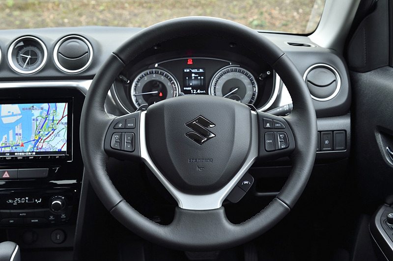 本革巻きステアリングは意匠変更され、左右のディンプル仕上げがなくなったほか、シルバー加飾も控えめになっている