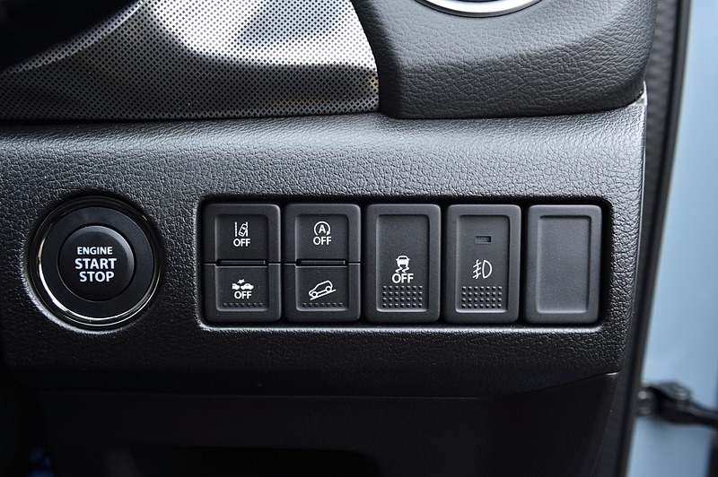メーターパネルの右下に、プッシュ式のエンジンスタートスイッチや「ヒルディセントコントロール」などの操作スイッチをレイアウト