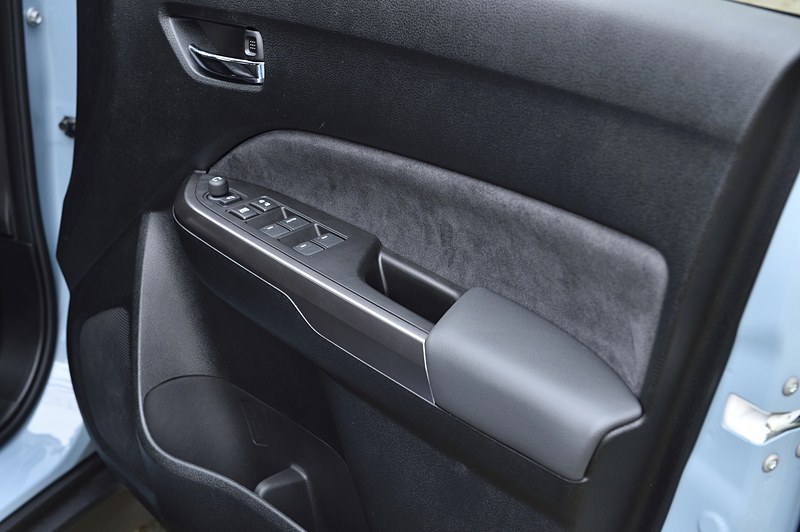 高輝度シルバードアアームレストオーナメントを装着