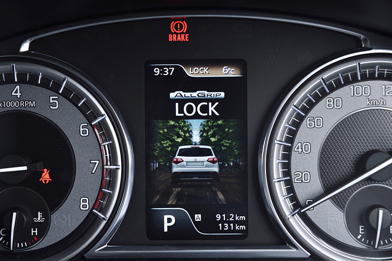 メーターパネル中央のマルチインフォメーションディスプレイはカラー表示となり、ALLGRIPで選択したモードなどが分かりやすくなっている