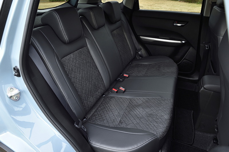 本革＆スエード調の表皮を使うシートではサイドのステッチがレッドからシルバーに変わり、中央部分に幾何学的な模様のエンボス加工が施された