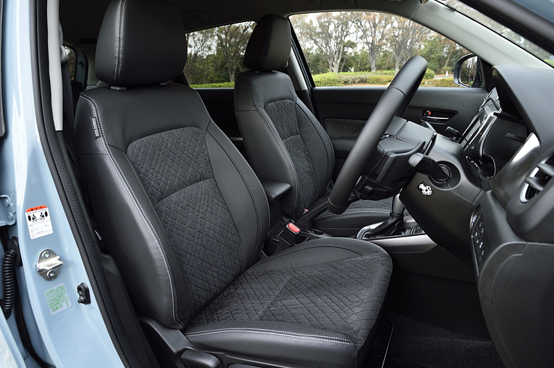 本革＆スエード調の表皮を使うシートではサイドのステッチがレッドからシルバーに変わり、中央部分に幾何学的な模様のエンボス加工が施された