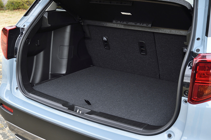 375Lの容量を持つラゲッジスペース。ラゲッジボードは上下2か所に固定でき、多彩な使い分けが可能