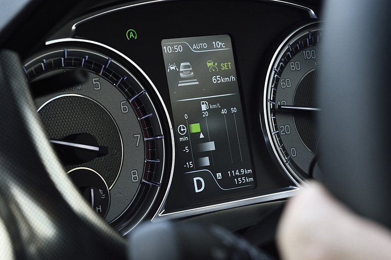 従来のACC（アダプティブクルーズコントロール）では車速が約40km/h以下になると機能が停止していたが、新たに前走車の停止に応じて停止までアシスト可能になった