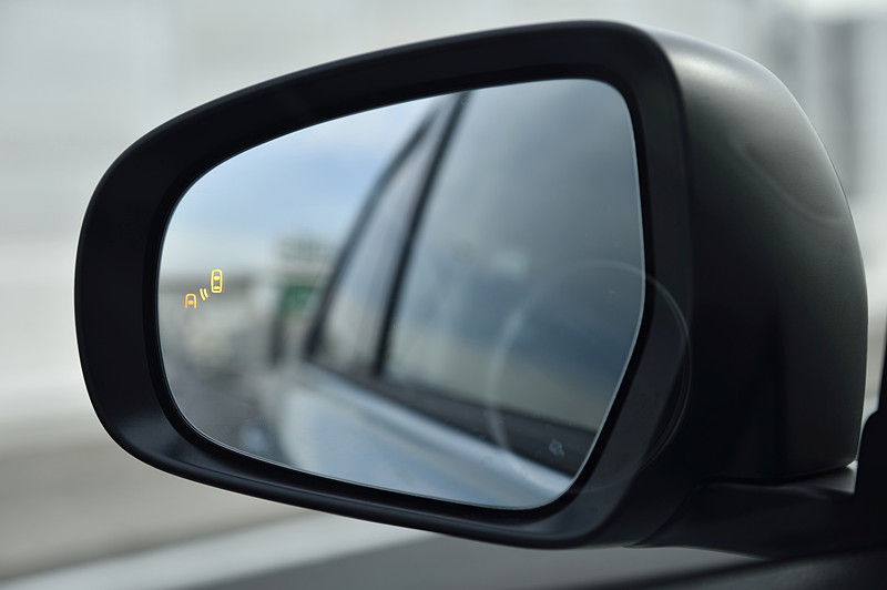 リアバンパーに内蔵するミリ波レーダーで車両後方をチェックして、隣接車線から接近する車両を検知した場合にドアミラーインジケーターで知らせる「ブラインドスポットモニター（車線変更サポート付）」も標準装備