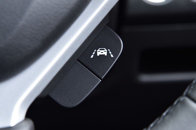 単眼カメラで車線を認識して車線からはみ出さないようサポートする「車線逸脱抑制機能」のON/OFFスイッチはステアリング右下にある