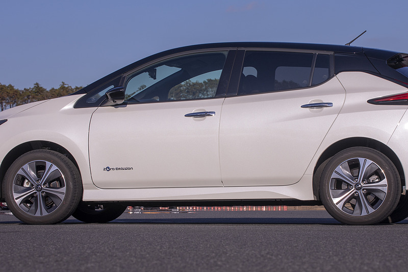 車体下部には、少しだけはみ出したバッテリーの影が見える