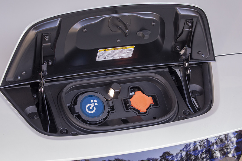 6kW充電に標準対応した充電ポートには「e＋」のロゴを配してさりげなくリーフ e＋であることをアピール