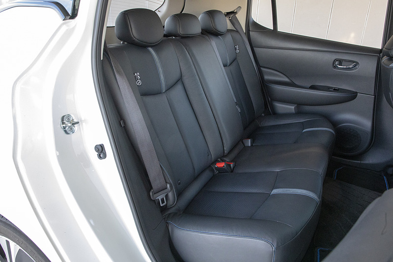 インテリアは通常のリーフと変わらず、各部に鮮やかなブルーの差し色を施して先進的なEVであることを表現。「プロパイロット」「プロパイロット パーキング」」「e-Pedal」といった先進技術も搭載され、e-Pedalは車両重量の変化に合わせて制御を最適化。後退時の制御を見直し、駐車時などの操作をスムーズなものとした