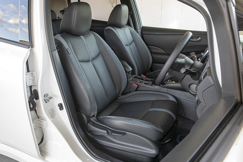 インテリアは通常のリーフと変わらず、各部に鮮やかなブルーの差し色を施して先進的なEVであることを表現。「プロパイロット」「プロパイロット パーキング」」「e-Pedal」といった先進技術も搭載され、e-Pedalは車両重量の変化に合わせて制御を最適化。後退時の制御を見直し、駐車時などの操作をスムーズなものとした