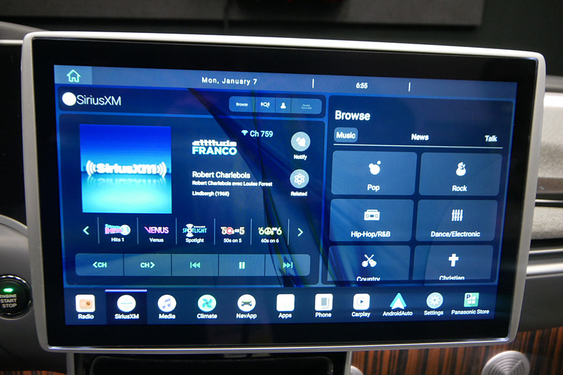 ディスプレイにさまざまな機能を表示している