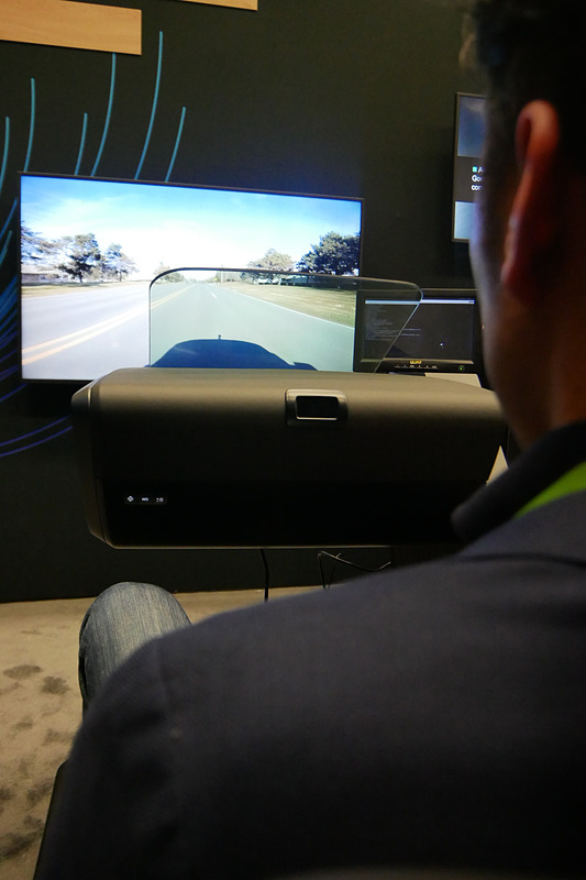 ドライバーモニタリングシステムを採用したHUD