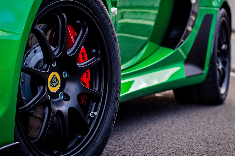 ブレーキにはロータスの公道仕様車の中でも最大サイズのキャリパーとローターを採用。超軽量の鍛造ブラックアロイホイールと組み合わせるタイヤはミシュラン製「Pilot Sport Cup 2」（フロント：215/45 ZR17、リア：285/30 ZR18）