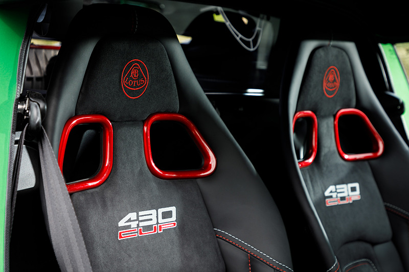 軽量化が行なわれたインテリアでは、レッドのインテリアカラーパックを標準装備するほか、各部にアルカンターラが用いられた