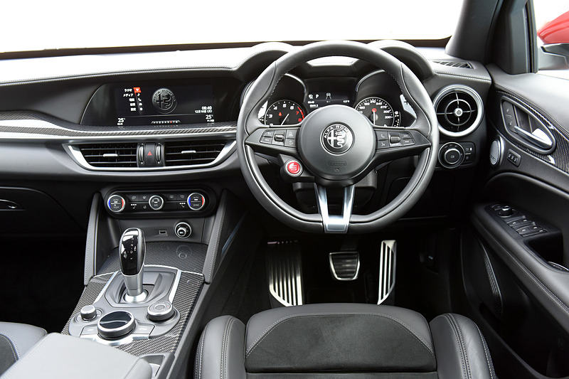 インテリアではクアドリフォリオ専用のスポーツレザーステアリングホイールをはじめ、専用スポーツレザー/アルカンターラシート、カーボンパネルなどを装備。Apple CarPlayやAndroid Autoに対応した最新世代のConnectシステムも与えられる