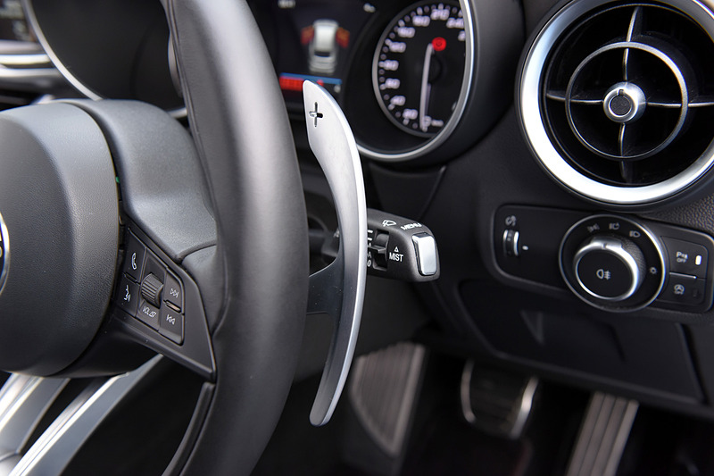 インテリアではクアドリフォリオ専用のスポーツレザーステアリングホイールをはじめ、専用スポーツレザー/アルカンターラシート、カーボンパネルなどを装備。Apple CarPlayやAndroid Autoに対応した最新世代のConnectシステムも与えられる