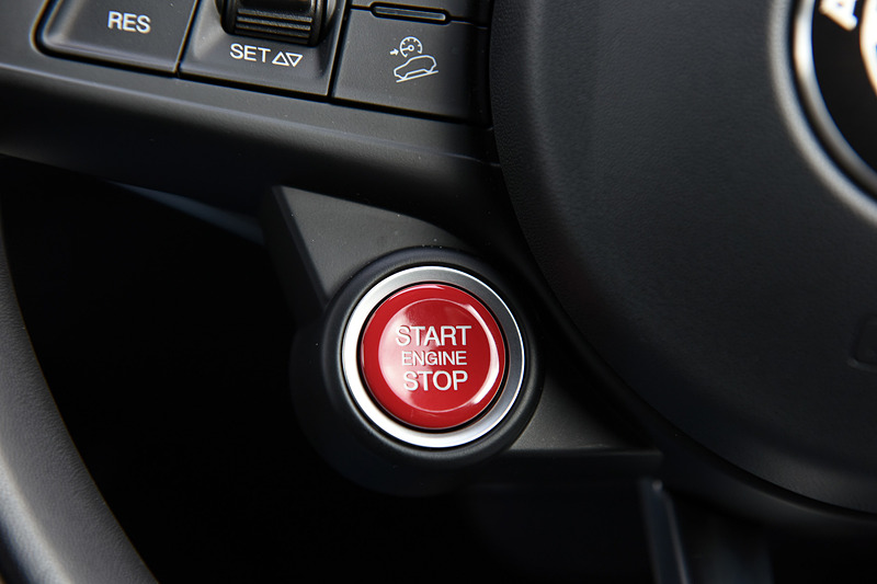 インテリアではクアドリフォリオ専用のスポーツレザーステアリングホイールをはじめ、専用スポーツレザー/アルカンターラシート、カーボンパネルなどを装備。Apple CarPlayやAndroid Autoに対応した最新世代のConnectシステムも与えられる