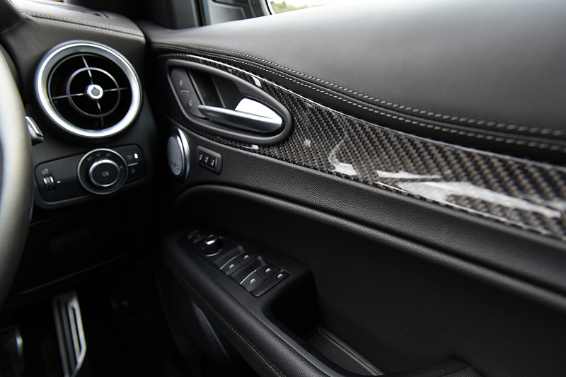 インテリアではクアドリフォリオ専用のスポーツレザーステアリングホイールをはじめ、専用スポーツレザー/アルカンターラシート、カーボンパネルなどを装備。Apple CarPlayやAndroid Autoに対応した最新世代のConnectシステムも与えられる