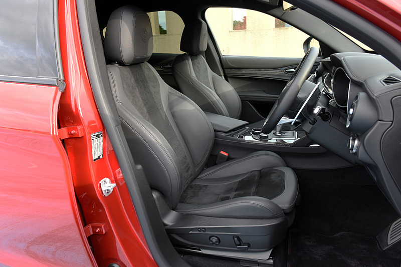 インテリアではクアドリフォリオ専用のスポーツレザーステアリングホイールをはじめ、専用スポーツレザー/アルカンターラシート、カーボンパネルなどを装備。Apple CarPlayやAndroid Autoに対応した最新世代のConnectシステムも与えられる