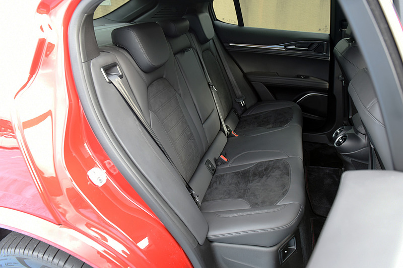 インテリアではクアドリフォリオ専用のスポーツレザーステアリングホイールをはじめ、専用スポーツレザー/アルカンターラシート、カーボンパネルなどを装備。Apple CarPlayやAndroid Autoに対応した最新世代のConnectシステムも与えられる