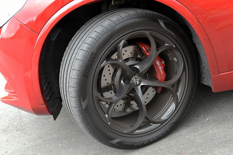 エクステリアではエンジンルームの熱を排出するエアベント付きのボンネットフードに加え、フロントバンパー、サイドスポイラー、リアバンパーなどが専用品。さらにガンメタリック仕上げの20インチアルミホイール（タイヤはピレリ「P ZERO」でフロント：255/45 R20、リア：285/40 R20）やツインデュアルエキゾーストパイプによりスポーティさを高めている