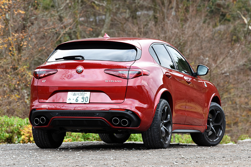 試乗車はアルファ ロメオの新型SUV「ステルヴィオ」のトップエンドモデル「クアドリフォリオ」。2018年11月から日本でも受注を開始しており、価格は1167万円。ボディサイズは4700×1955×1680mm（全長×全幅×全高）、ホイールベースは2820mm