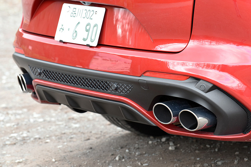 エクステリアではエンジンルームの熱を排出するエアベント付きのボンネットフードに加え、フロントバンパー、サイドスポイラー、リアバンパーなどが専用品。さらにガンメタリック仕上げの20インチアルミホイール（タイヤはピレリ「P ZERO」でフロント：255/45 R20、リア：285/40 R20）やツインデュアルエキゾーストパイプによりスポーティさを高めている